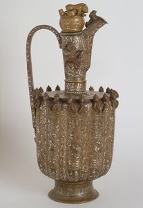 带手柄和盖子的投手，来自Khorasan，Safavid Dynasty（黄铜刻有银镶嵌）